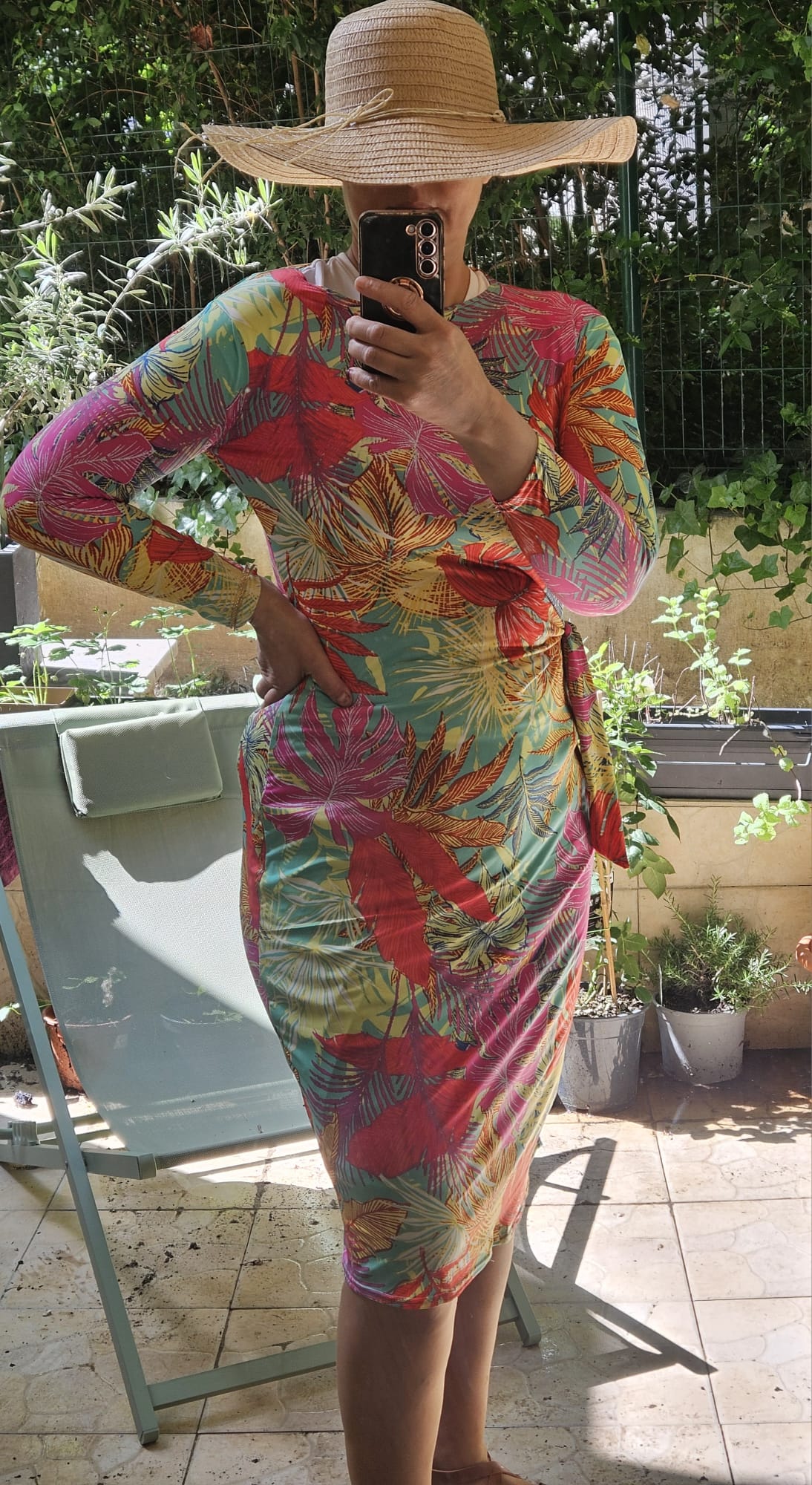 Maillot Tsniout Tsipora fleur sur fond rouge